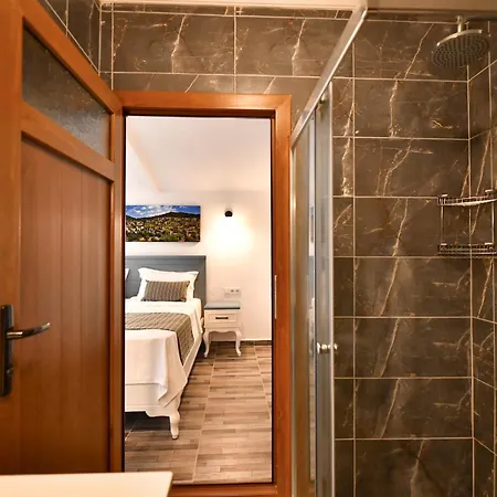 Pyramid Boutique מלון